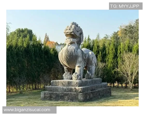 石刻雕塑艺术的历史演变与文化象征意义探析