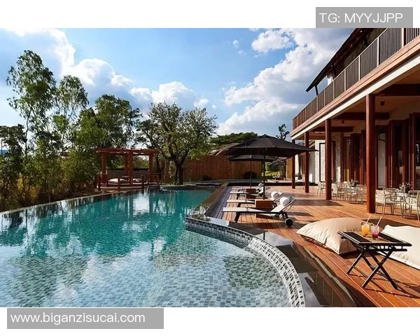 以室外泳池为核心打造度假休闲空间，尽享阳光与水的完美融合